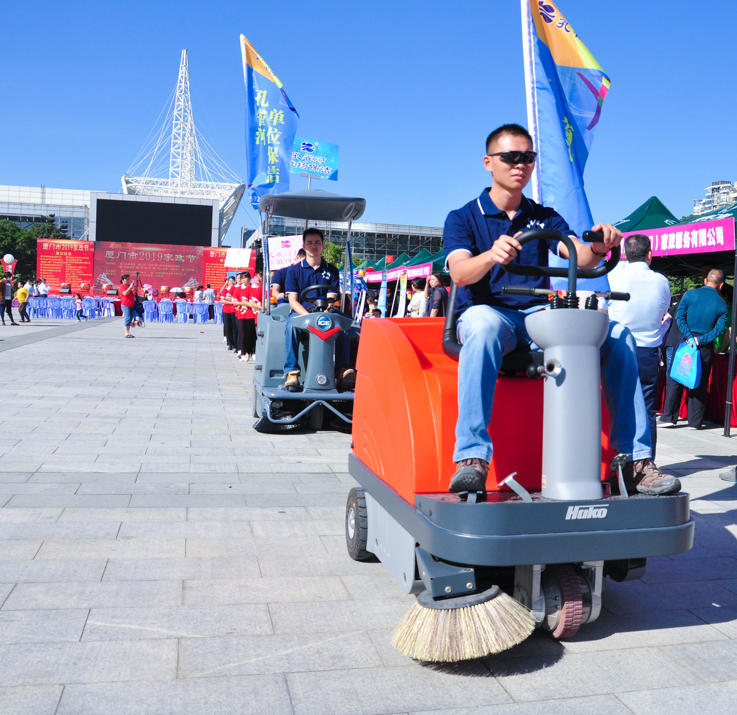 �g��Ц�Z(y��)��һ����ʮ�˰���ˇ�R�ψ�(ch��ng)������ȸ�������B�T(m��n)�е����ü�����(ji��)