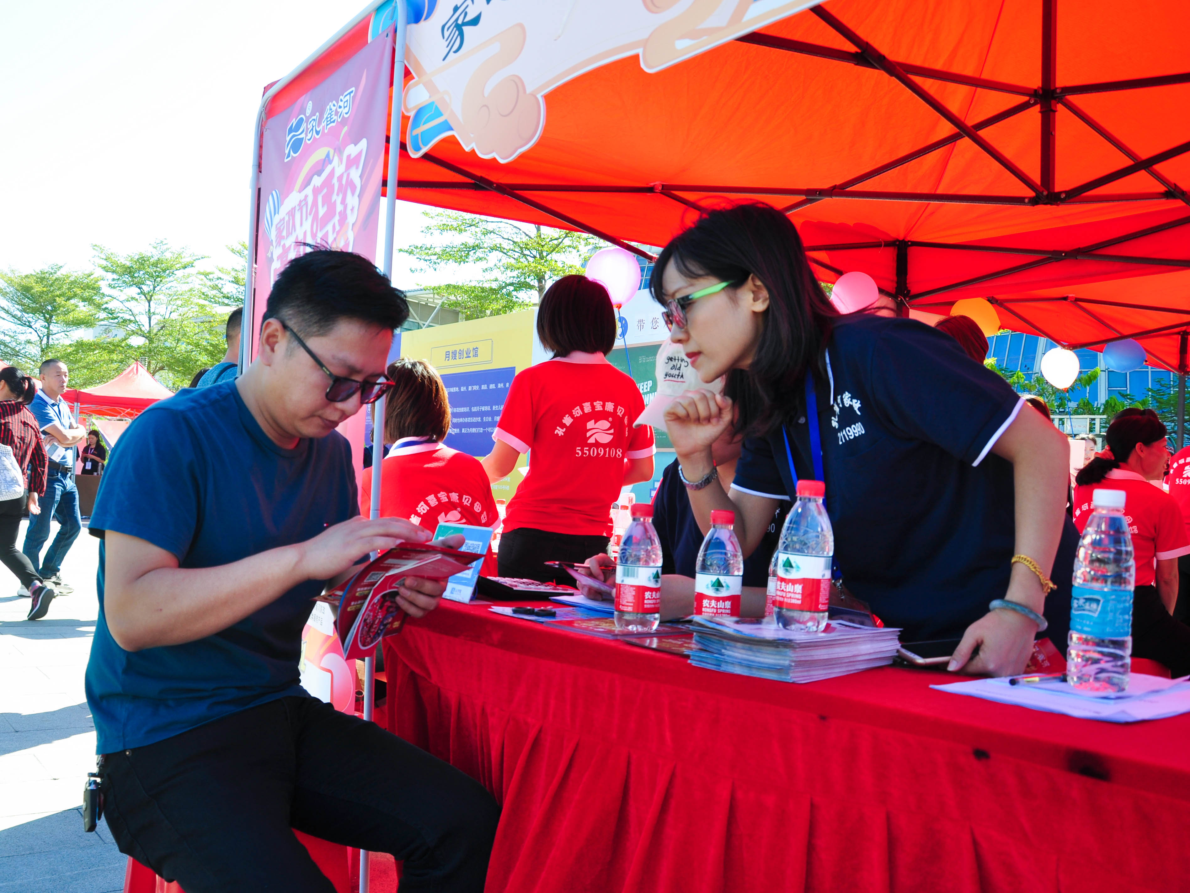 �g��Ц�Z(y��)��һ�ã�ʮ�˰���ˇ�R�ψ�(ch��ng)������ȸ�������B�T(m��n)�е����ü�����(ji��)